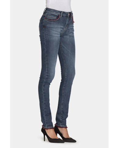 JEANS IN TESSUTO STRETCH MOD 762 . Vita regolare e gamba stretta.