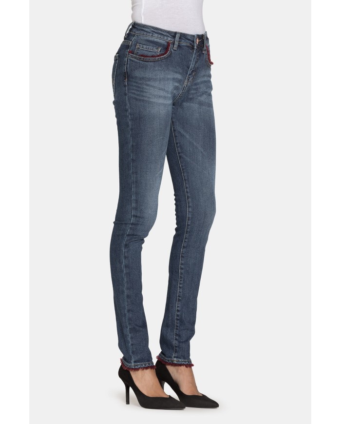 JEANS IN TESSUTO STRETCH MOD 762 . Vita regolare e gamba stretta.