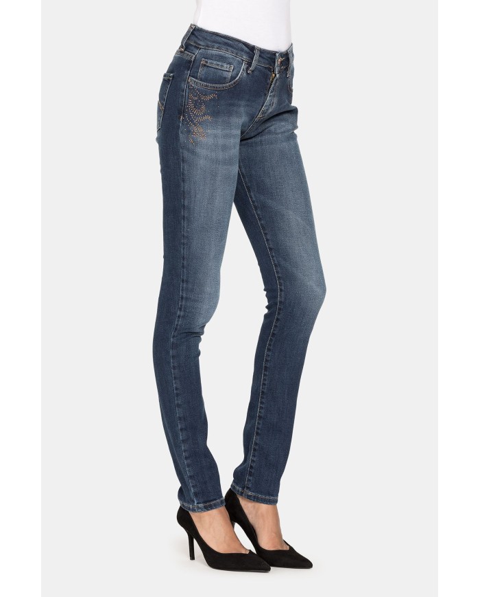 JEANS IN TESSUTO STRETCH MOD 762 . Vita regolare e gamba stretta.