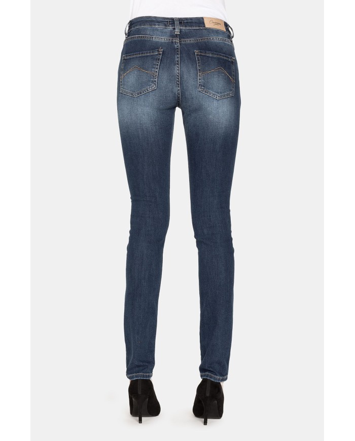 JEANS IN TESSUTO STRETCH MOD 762 . Vita regolare e gamba stretta.