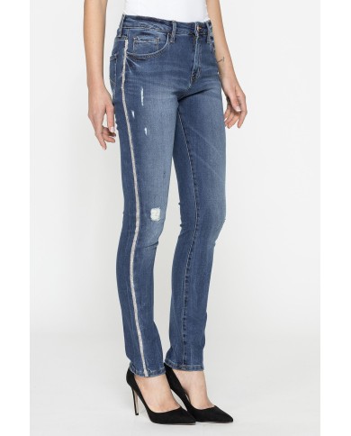 JEANS IN TESSUTO STRETCH MOD 762 . Vita regolare e gamba stretta.
