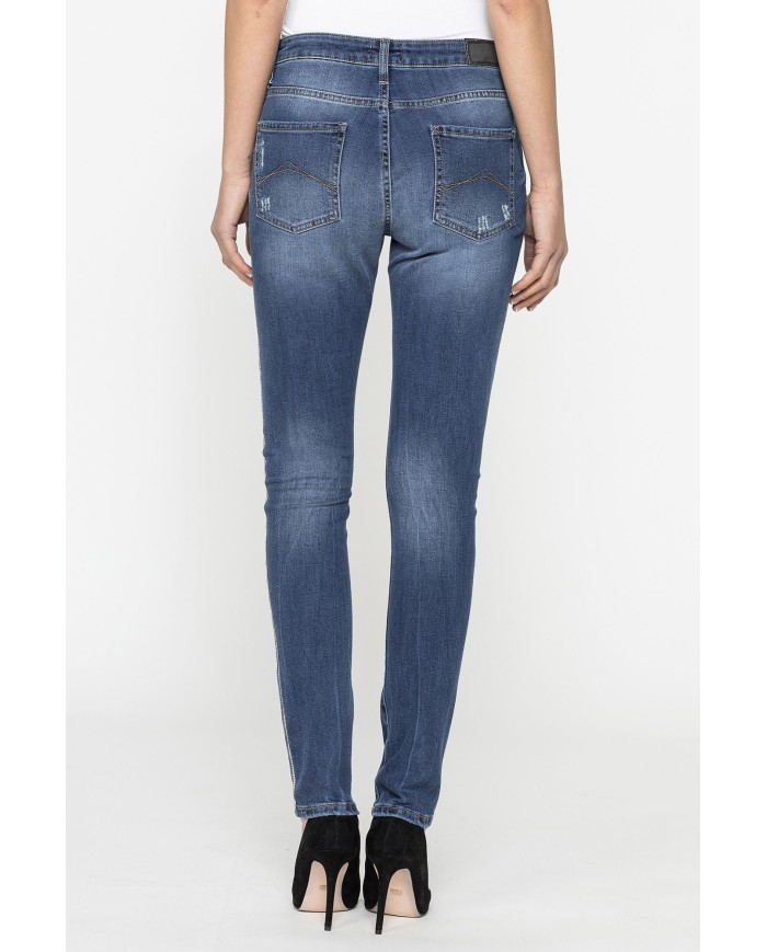 JEANS IN TESSUTO STRETCH MOD 762 . Vita regolare e gamba stretta.