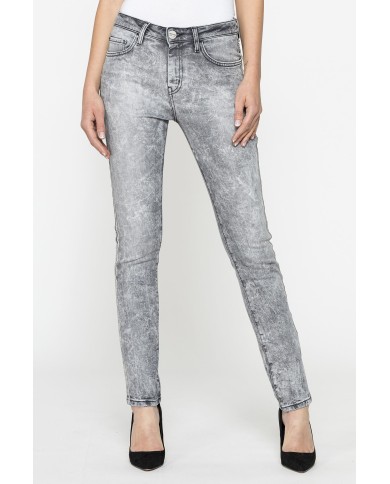 JEANS IN TESSUTO STRETCH MOD 762 . Vita regolare e gamba stretta.