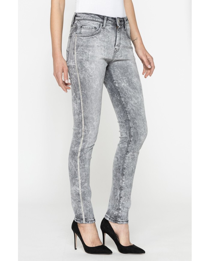 JEANS IN TESSUTO STRETCH MOD 762 . Vita regolare e gamba stretta.