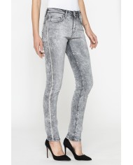 JEANS IN TESSUTO STRETCH MOD 762 . Vita regolare e gamba stretta.