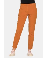 PANTALONE CHINO IN POPOELINE STRETCH ALLA CAVIGLIA. Vita e gamba regolare.