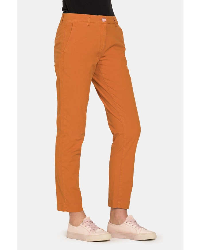 PANTALONE CHINO IN POPOELINE STRETCH ALLA CAVIGLIA. Vita e gamba regolare.
