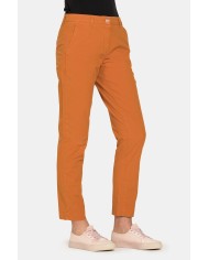 PANTALONE CHINO IN POPOELINE STRETCH ALLA CAVIGLIA. Vita e gamba regolare.