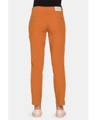 PANTALONE CHINO IN POPOELINE STRETCH ALLA CAVIGLIA. Vita e gamba regolare.
