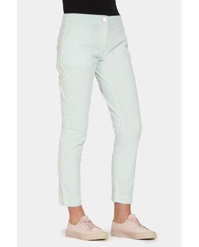 PANTALONE CHINO IN POPOELINE STRETCH ALLA CAVIGLIA. Vita e gamba regolare.