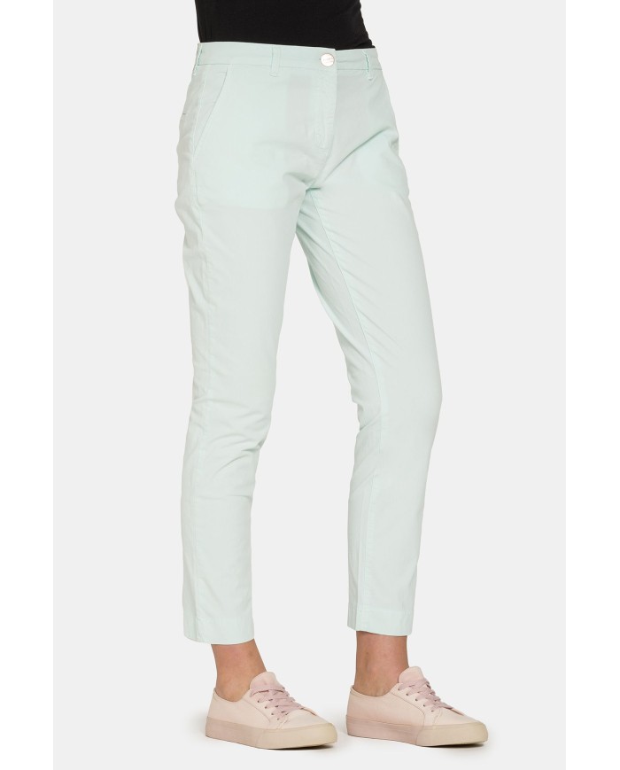 PANTALONE CHINO IN POPOELINE STRETCH ALLA CAVIGLIA. Vita e gamba regolare.