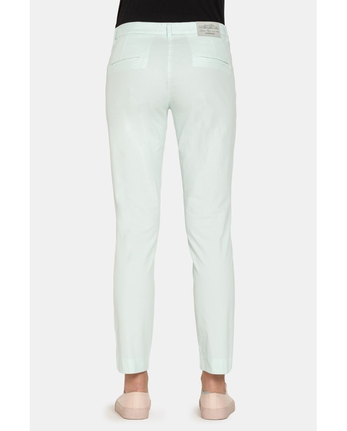 PANTALONE CHINO IN POPOELINE STRETCH ALLA CAVIGLIA. Vita e gamba regolare.