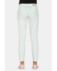 PANTALONE CHINO IN POPOELINE STRETCH ALLA CAVIGLIA. Vita e gamba regolare.