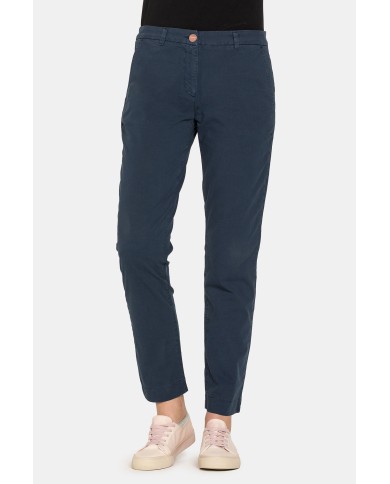 PANTALONE CHINO IN POPOELINE STRETCH ALLA CAVIGLIA. Vita e gamba regolare.