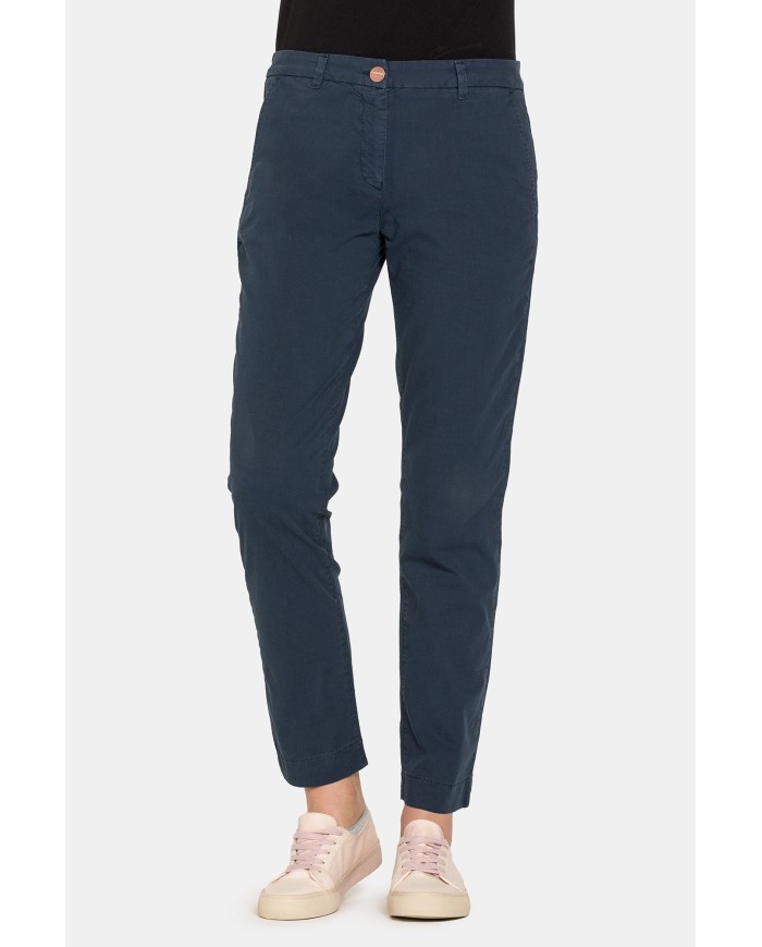 PANTALONE CHINO IN POPOELINE STRETCH ALLA CAVIGLIA. Vita e gamba regolare.