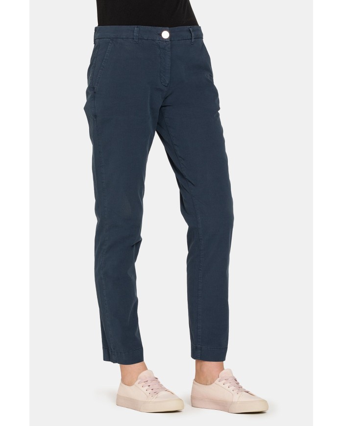 PANTALONE CHINO IN POPOELINE STRETCH ALLA CAVIGLIA. Vita e gamba regolare.