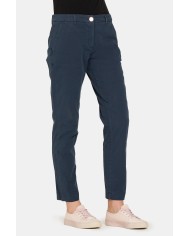 PANTALONE CHINO IN POPOELINE STRETCH ALLA CAVIGLIA. Vita e gamba regolare.
