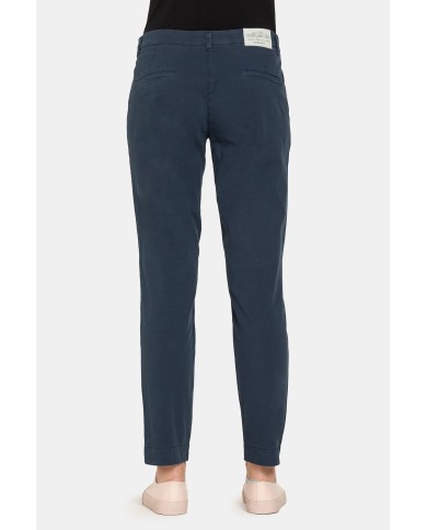 PANTALONE CHINO IN POPOELINE STRETCH ALLA CAVIGLIA. Vita e gamba regolare.