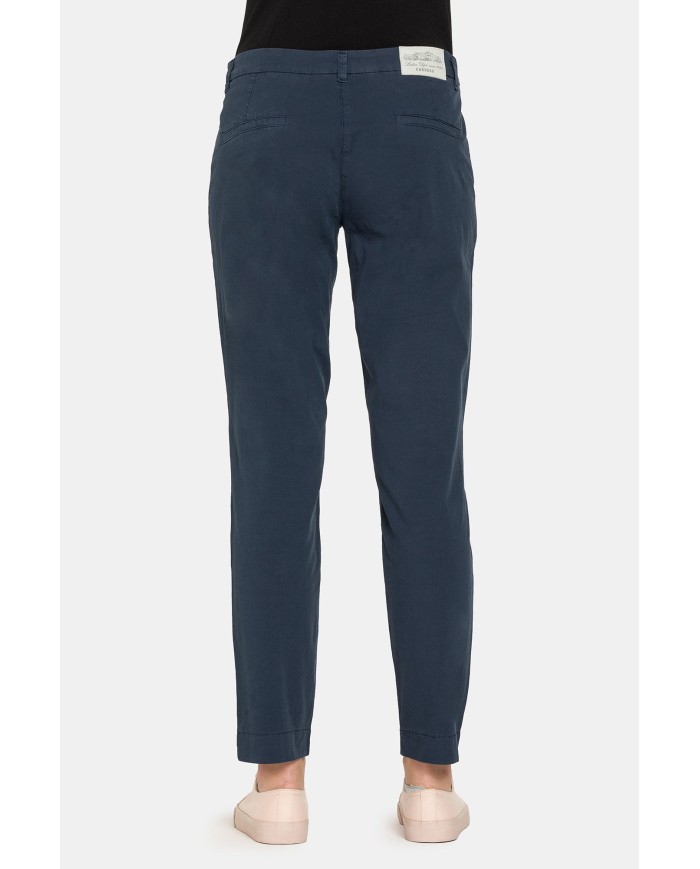PANTALONE CHINO IN POPOELINE STRETCH ALLA CAVIGLIA. Vita e gamba regolare.