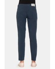 PANTALONE CHINO IN POPOELINE STRETCH ALLA CAVIGLIA. Vita e gamba regolare.