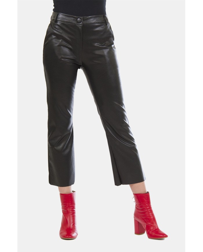 PANTALONE IN FINTA PELLE. Vita regolare e fondo svasato.