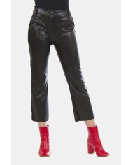 PANTALONE IN FINTA PELLE. Vita regolare e fondo svasato.
