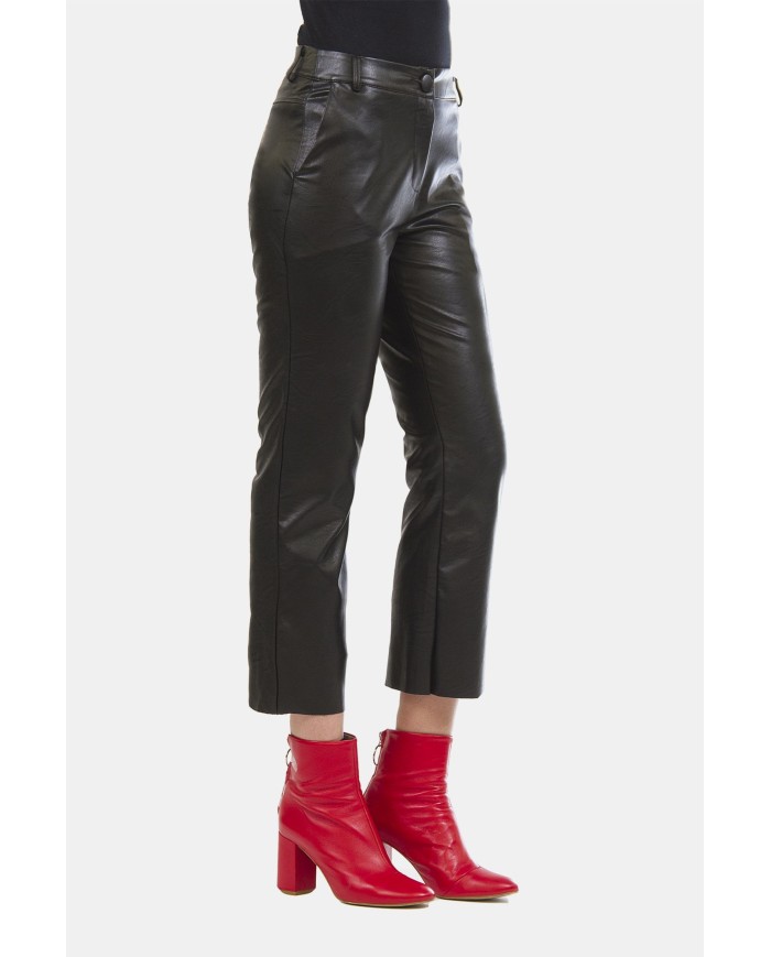 PANTALONE IN FINTA PELLE. Vita regolare e fondo svasato.