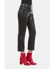 PANTALONE IN FINTA PELLE. Vita regolare e fondo svasato.
