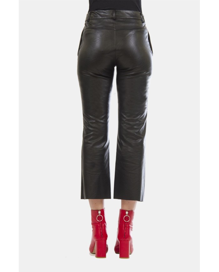 PANTALONE IN FINTA PELLE. Vita regolare e fondo svasato.