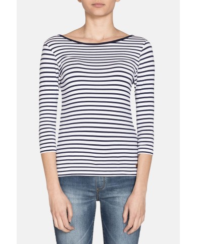 T-SHIRT SCOLLO STONDATO IN VISCOSA. Vestibilità slim.