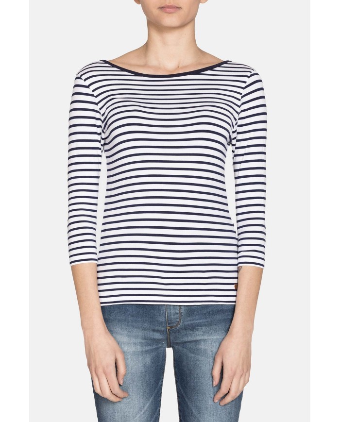 T-SHIRT SCOLLO STONDATO IN VISCOSA. Vestibilità slim.