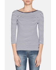 T-SHIRT SCOLLO STONDATO IN VISCOSA. Vestibilità slim.