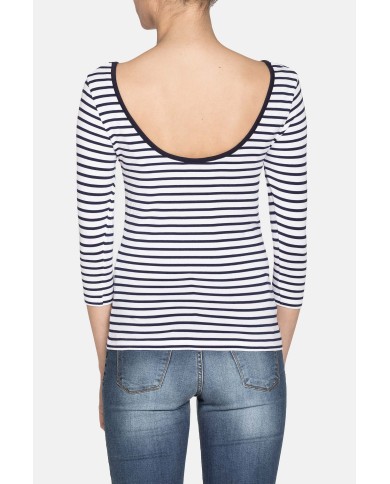 T-SHIRT SCOLLO STONDATO IN VISCOSA. Vestibilità slim.