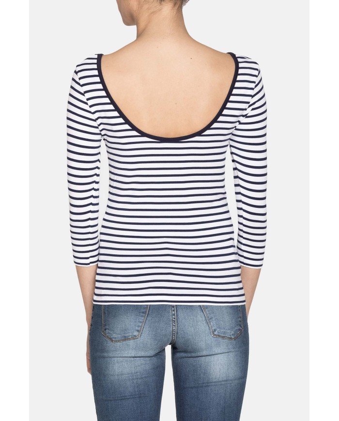 T-SHIRT SCOLLO STONDATO IN VISCOSA. Vestibilità slim.