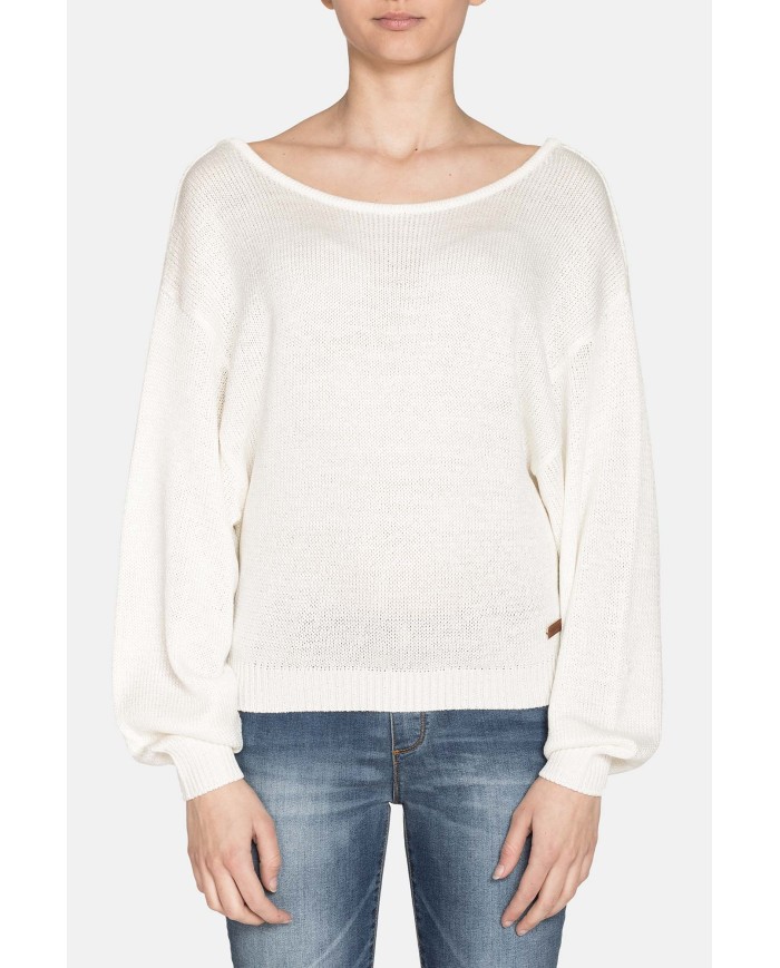 MAGLIA SCOLLO STONDATO. Vestibilità regolare.