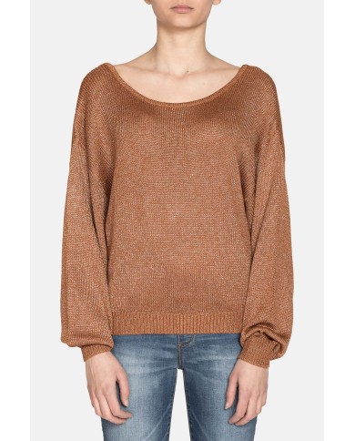 MAGLIA SCOLLO STONDATO. Vestibilità regolare.