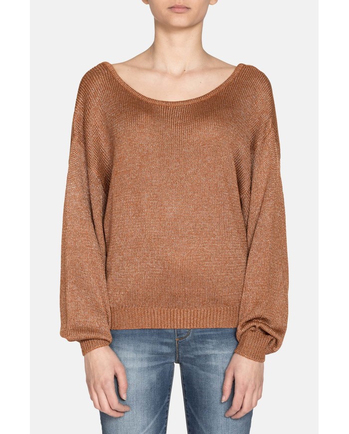 MAGLIA SCOLLO STONDATO. Vestibilità regolare.