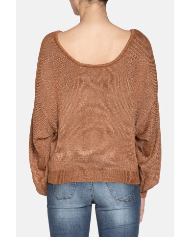 MAGLIA SCOLLO STONDATO. Vestibilità regolare.