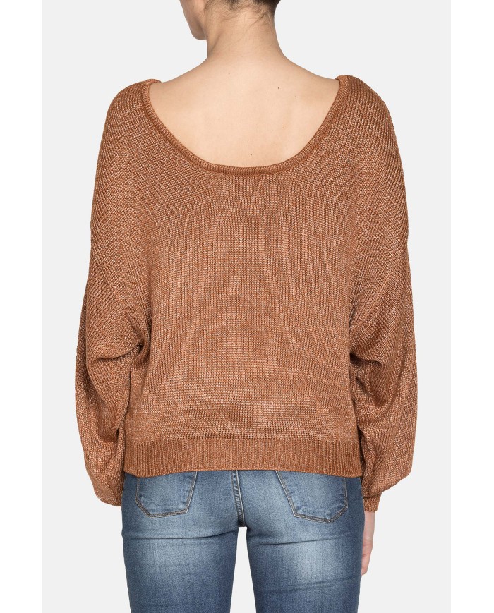 MAGLIA SCOLLO STONDATO. Vestibilità regolare.