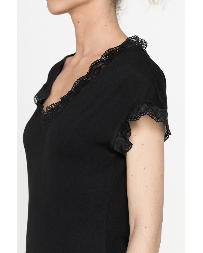 T-SHIRT MANICA CORTA SCOLLO V CON PROFILI IN PIZZO REALIZZATA IN JERSEY STRETCH DI VISCOSA